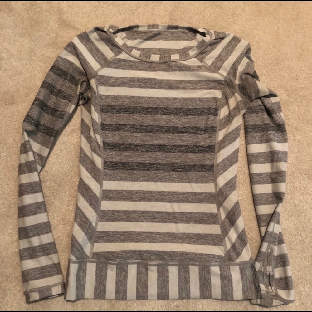 Lululemon long sleeve tee with thumb holes